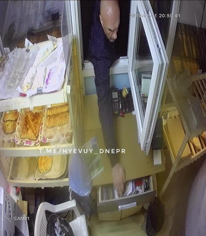 Вор воспользовался невнимательностью продавца