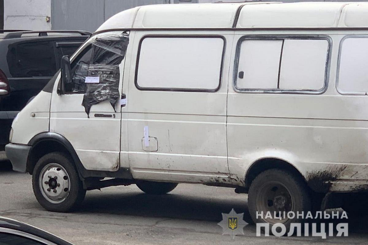 Когда полицейский подошел к водителю и показал свое служебное удостоверение, тот просто нажаль педаль газа Когда полицейский подошел к водителю и показал свое служебное удостоверение, тот просто нажаль педаль газа