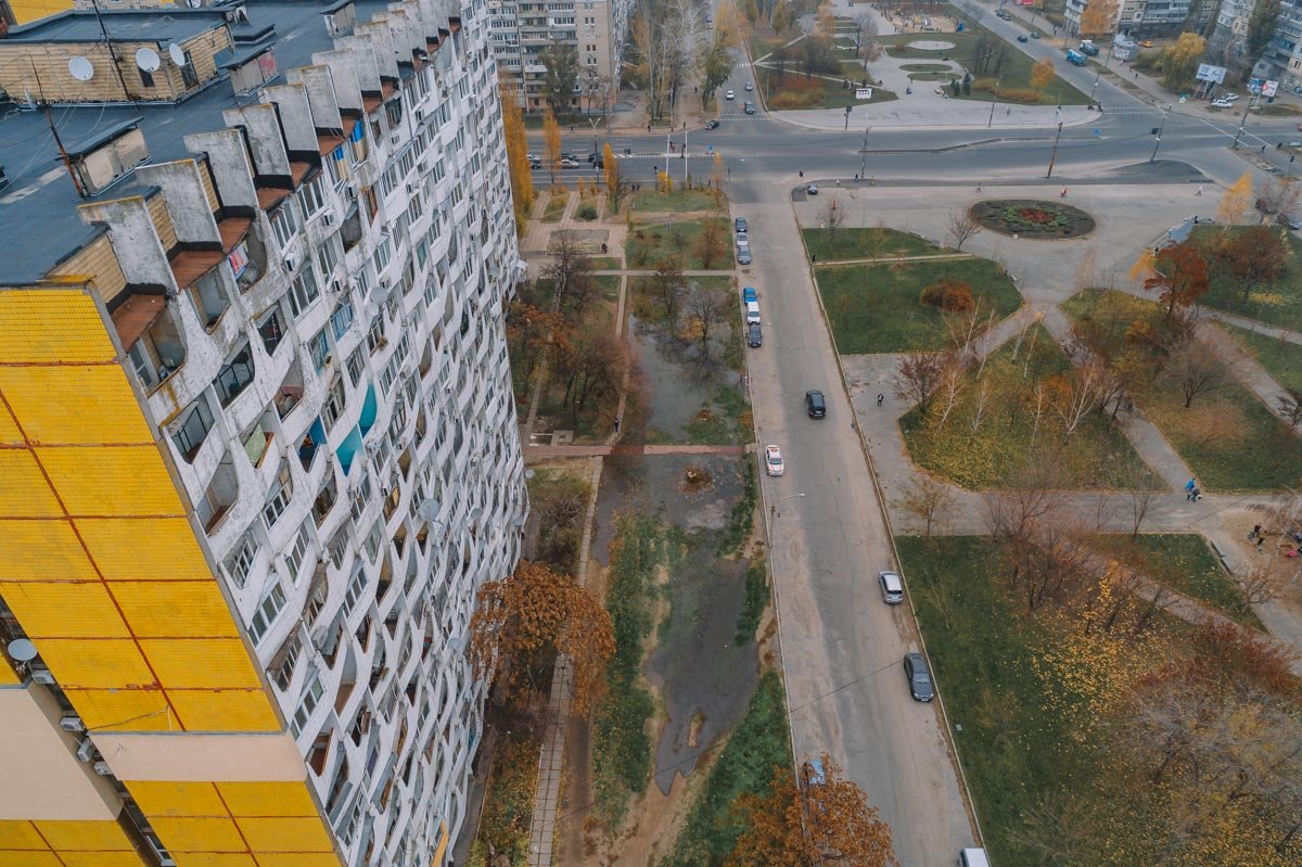 Рядом стоит много жилых домов Рядом стоит много жилых домов