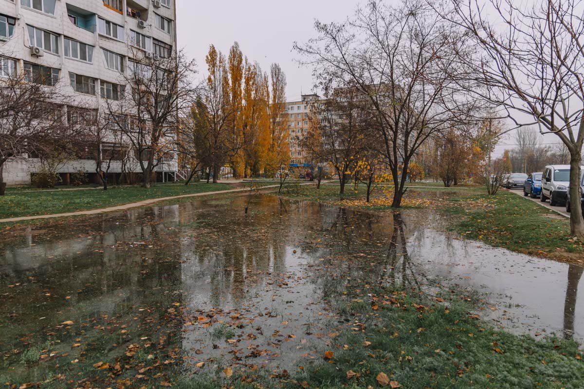 Во дворе образовалось озеро Во дворе образовалось озеро