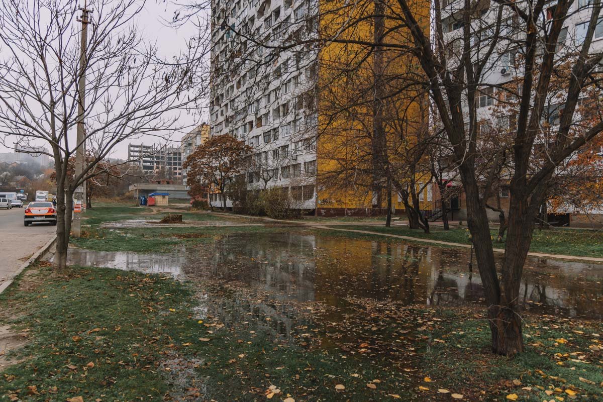 Пострадала территория возле домов №10 и №12 Пострадала территория возле домов №10 и №12