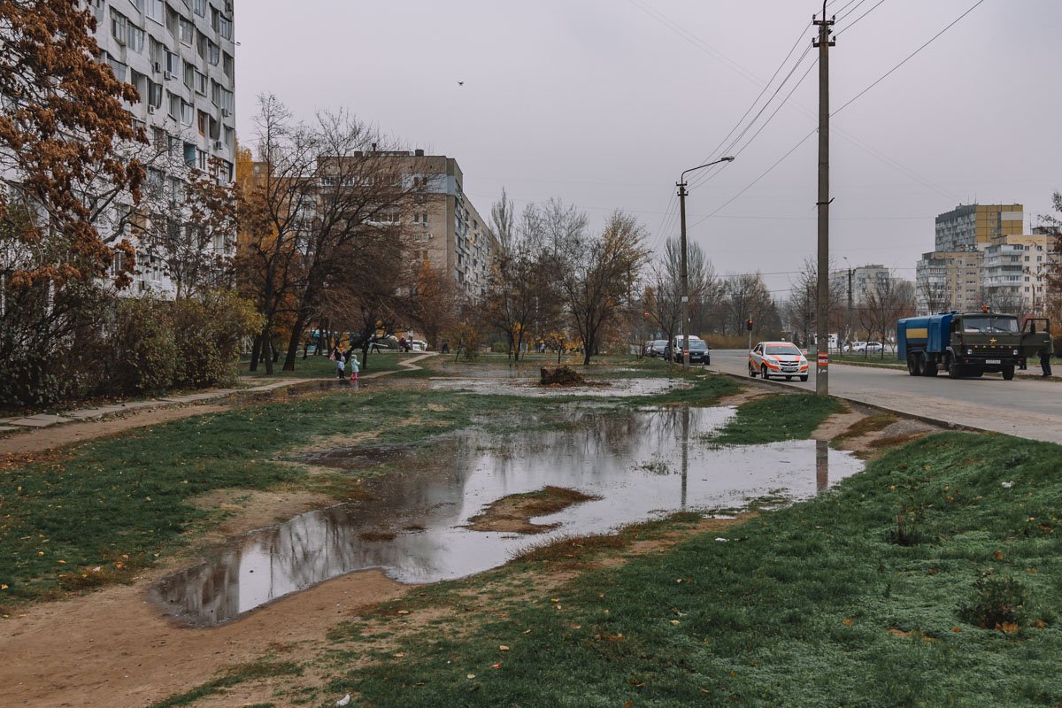 Вода залила газон  Вода залила газон