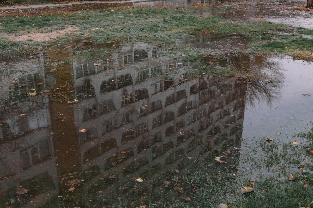 Огромные лужи, хоть и дождя нет Огромные лужи, хоть и дождя нет