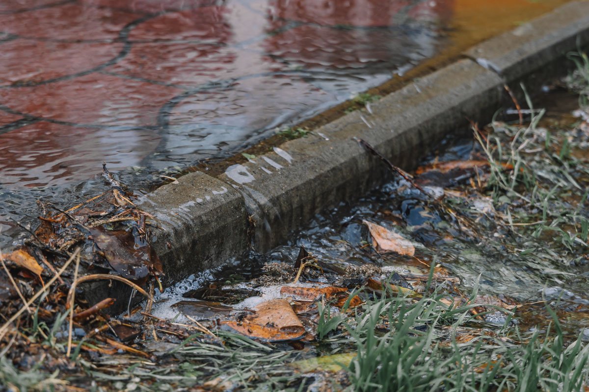 Выливается за бордюры Выливается за бордюры