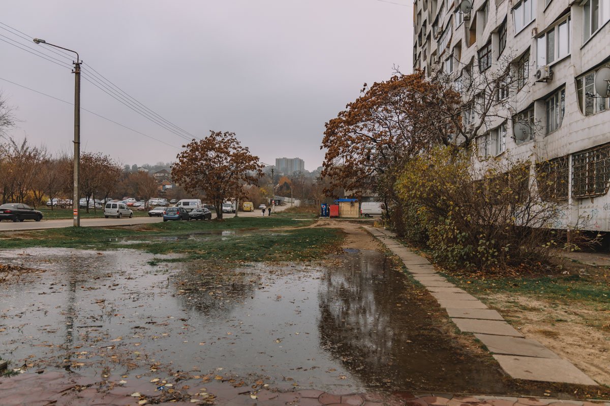 Жильцам повезло, что есть сухие тропинки Жильцам повезло, что есть сухие тропинки