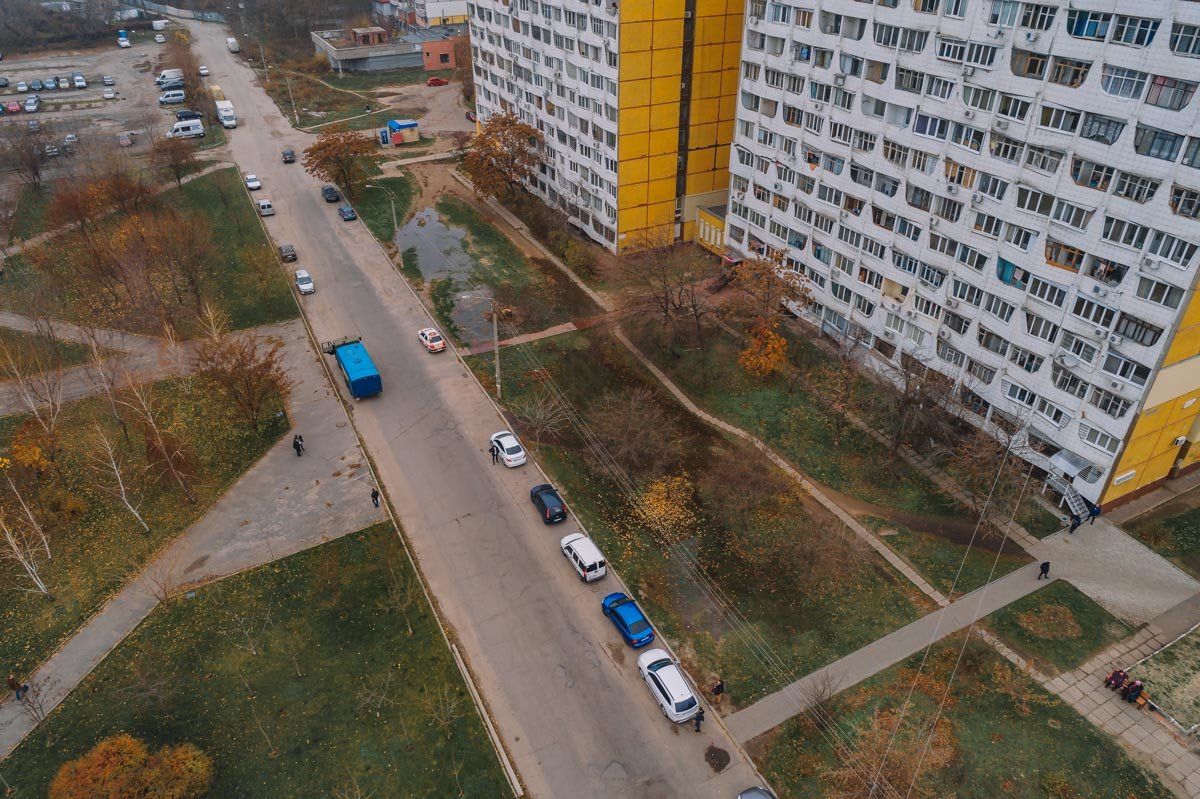 К счастью, затопило только газон, а не проезжую часть и тротуар К счастью, затопило только газон, а не проезжую часть и тротуар