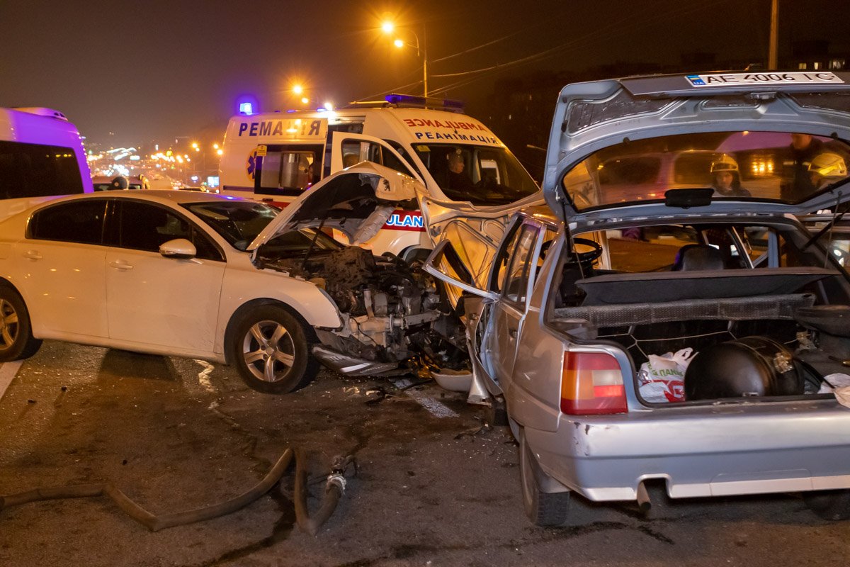 Предварительно, Peugeot выехал на встречку, где в лоб ударил ЗАЗ Предварительно, Peugeot выехал на встречку, где в лоб ударил ЗАЗ