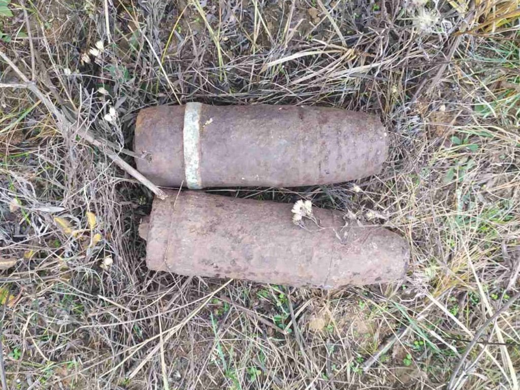 Эти снаряды вблизи пгт Широкое нашел грибник