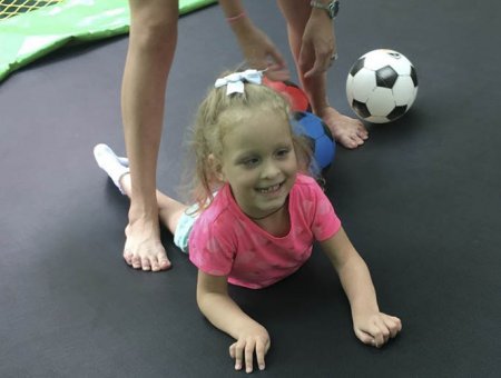 Родители делают все, чтобы дочка чувствовала себя лучше Родители делают все, чтобы дочка чувствовала себя лучше