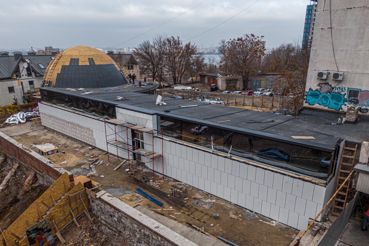 Ранее тут был тяжелый козырек, который норовил упасть на людей