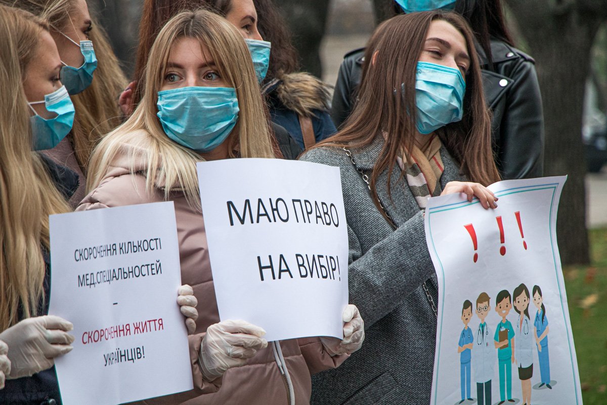 На митинг вышли около 50 человек