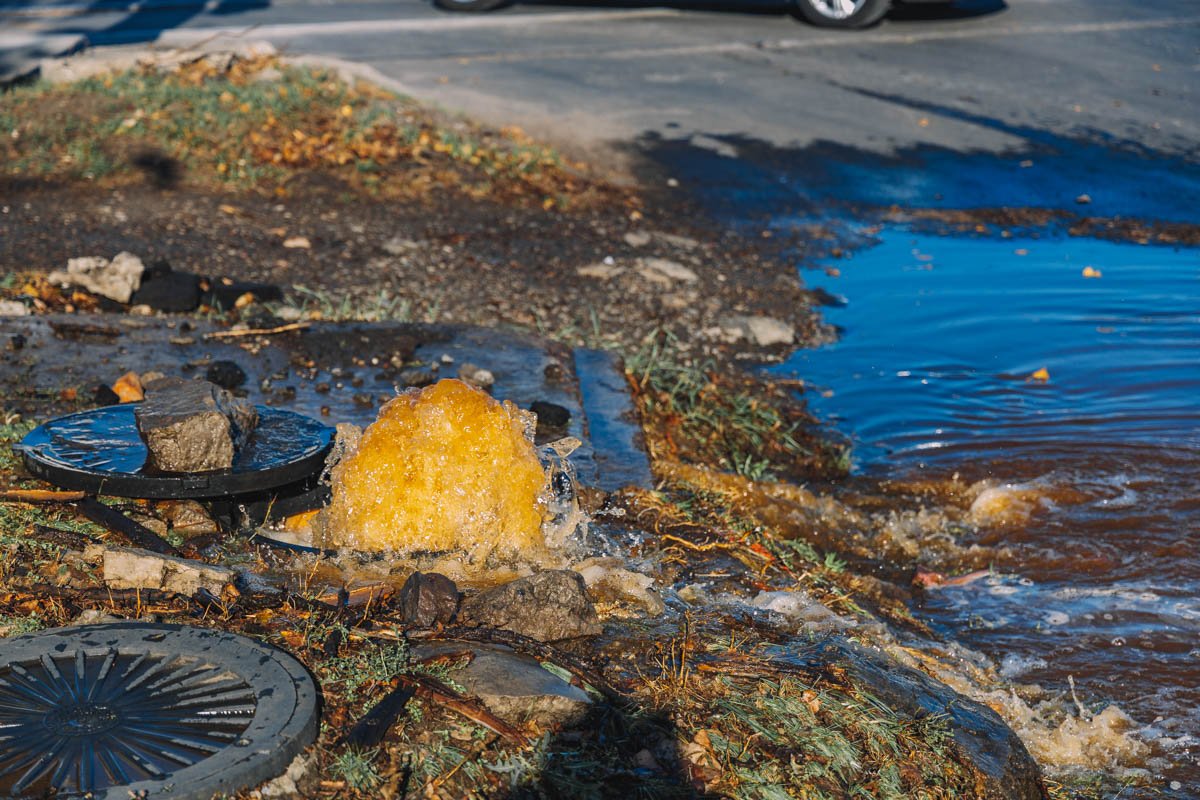 Из коллектора бьет вода со ржавчиной Из коллектора бьет вода со ржавчиной
