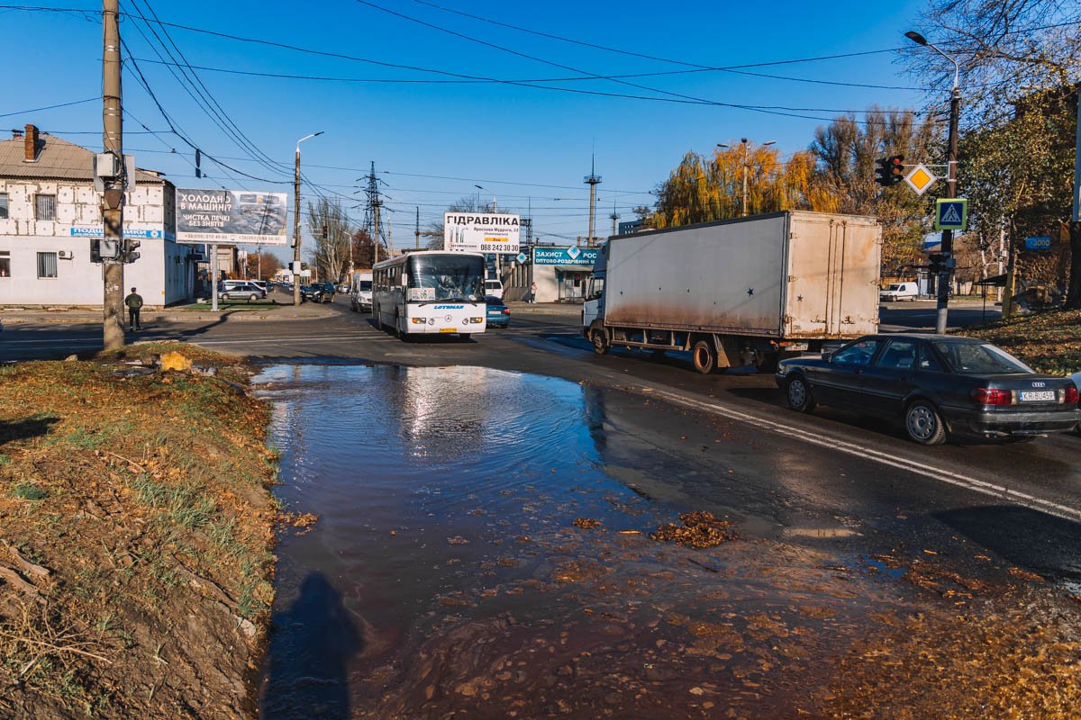 Затопило проезжую часть Затопило проезжую часть