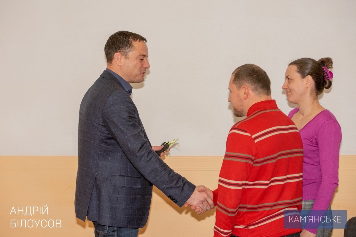 Мэр Каменского вручил ключи от квартиры многодетной семье 1