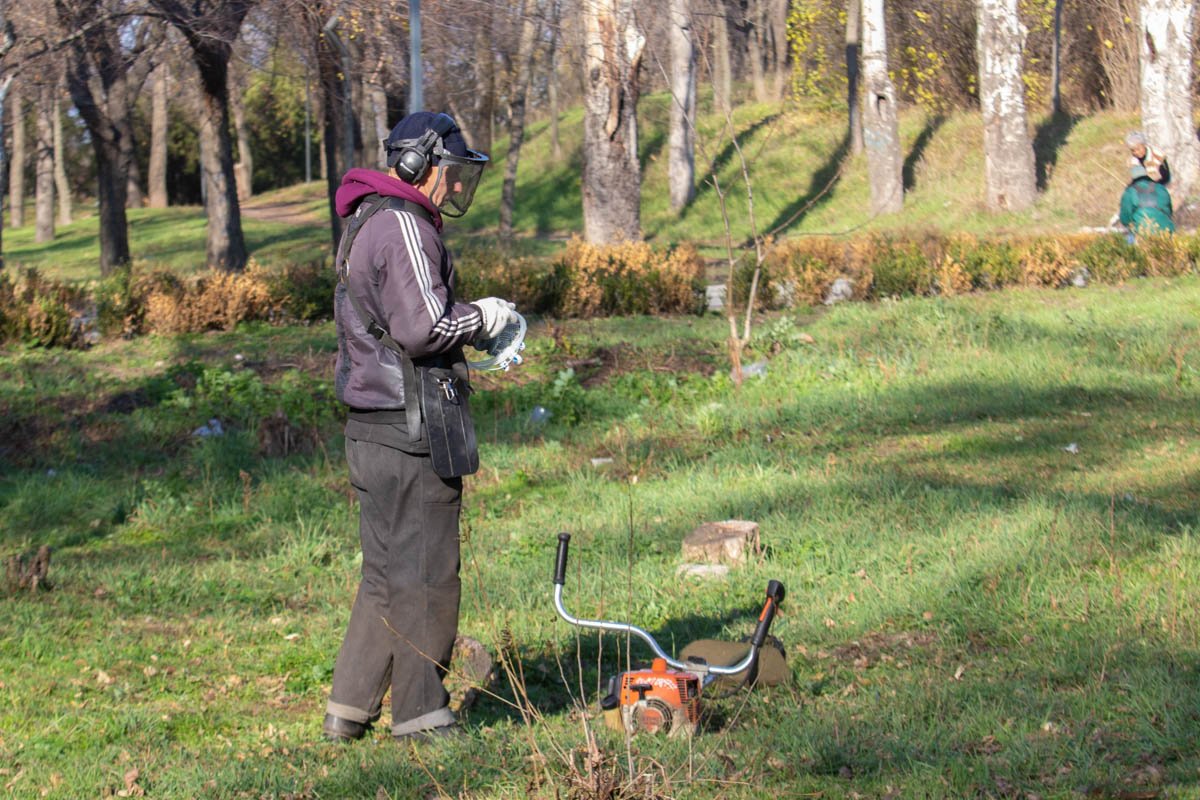 Неплательщики алиментов работают в Новокодакском парке на ж/м Красный камень Неплательщики алиментов работают в Новокодакском парке на ж/м Красный камень