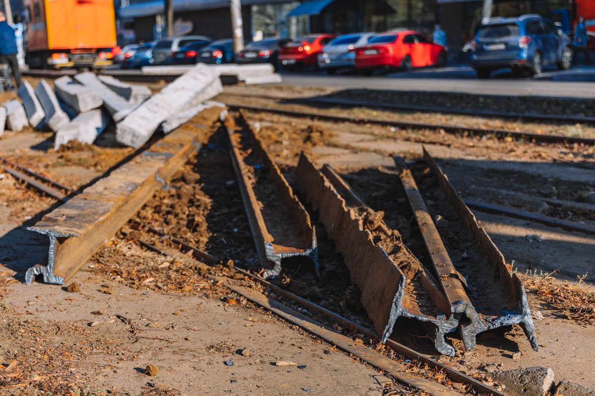 Старые рельсы попросту "выдохлись", поэтому пришло время их менять