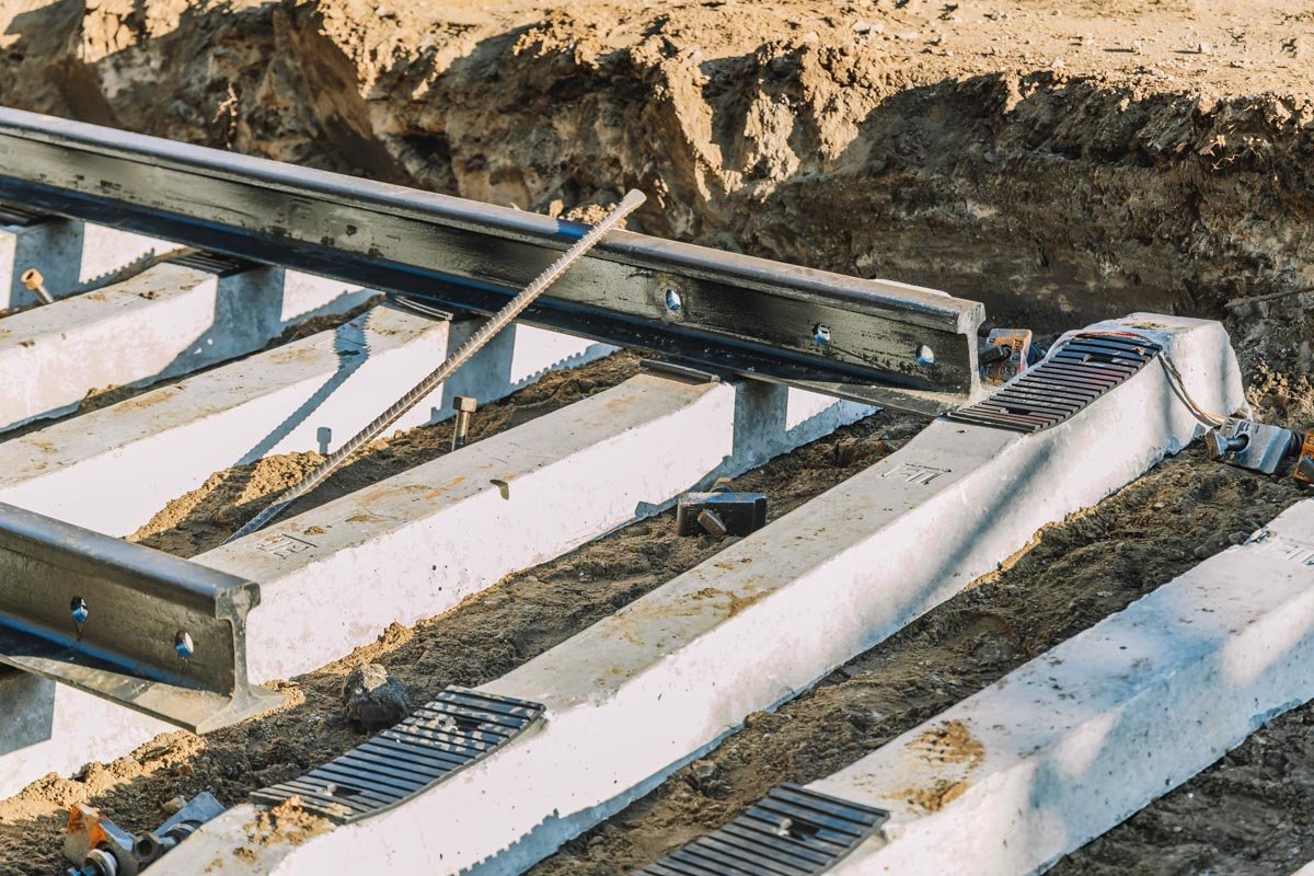 После выравнивания и состыковки трамвайные пути засыпят щебнем