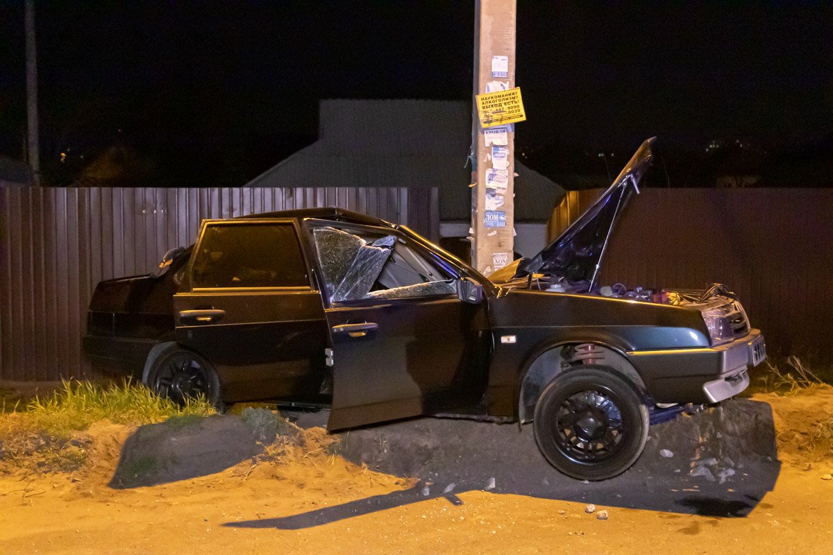 ВАЗ влетел в фонарный столб