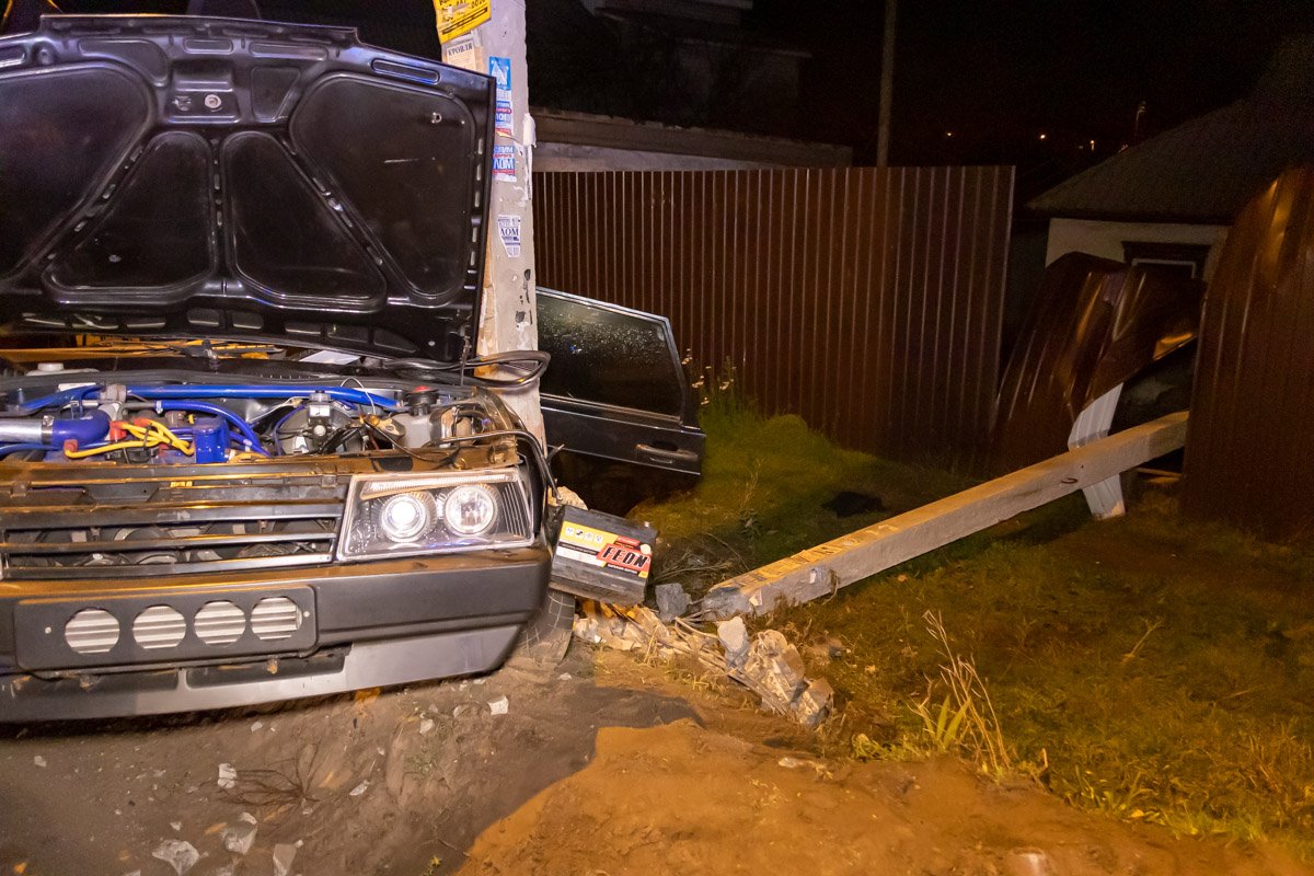 От столкновений рухнула опора на забор