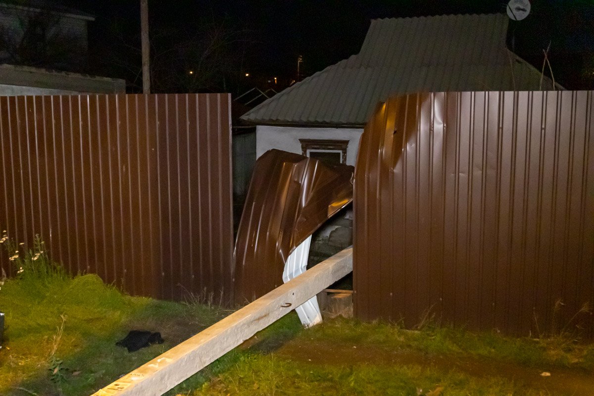 Забор ограждал частный дом