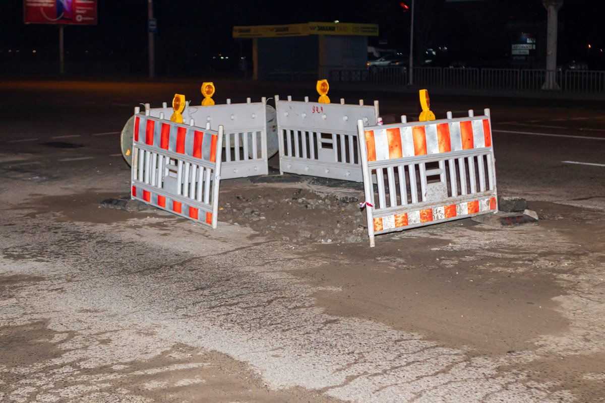 Яму засыпали песком и оградили Яму засыпали песком и оградили