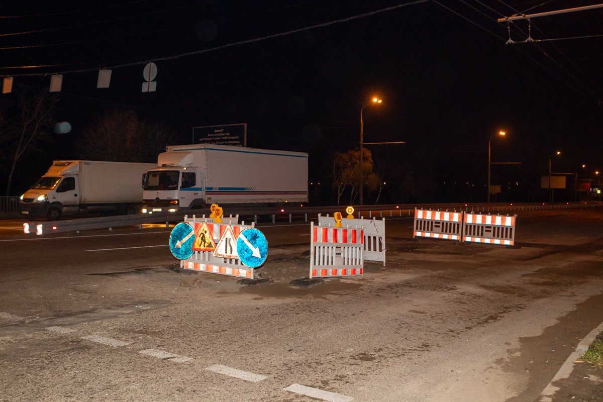 Дорожные знаки показывают направление движения Дорожные знаки показывают направление движения