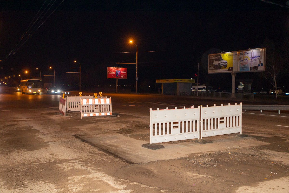 Если до понедельника коммунальщики не "залатают" ямы, Набережной грозят пробки Если до понедельника коммунальщики не "залатают" ямы, Набережной грозят пробки