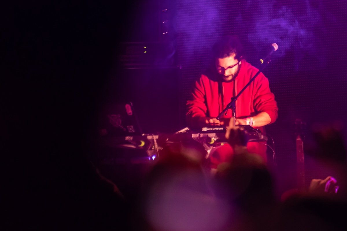 Что-то там химичит