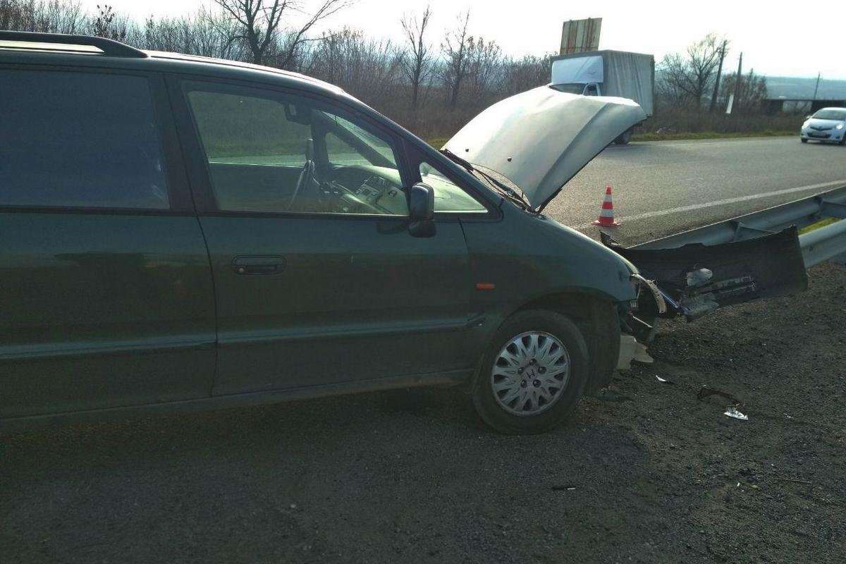 Водителя с переломами и ушибами с места аварии забрала бригада медиков Водителя с переломами и ушибами с места аварии забрала бригада медиков