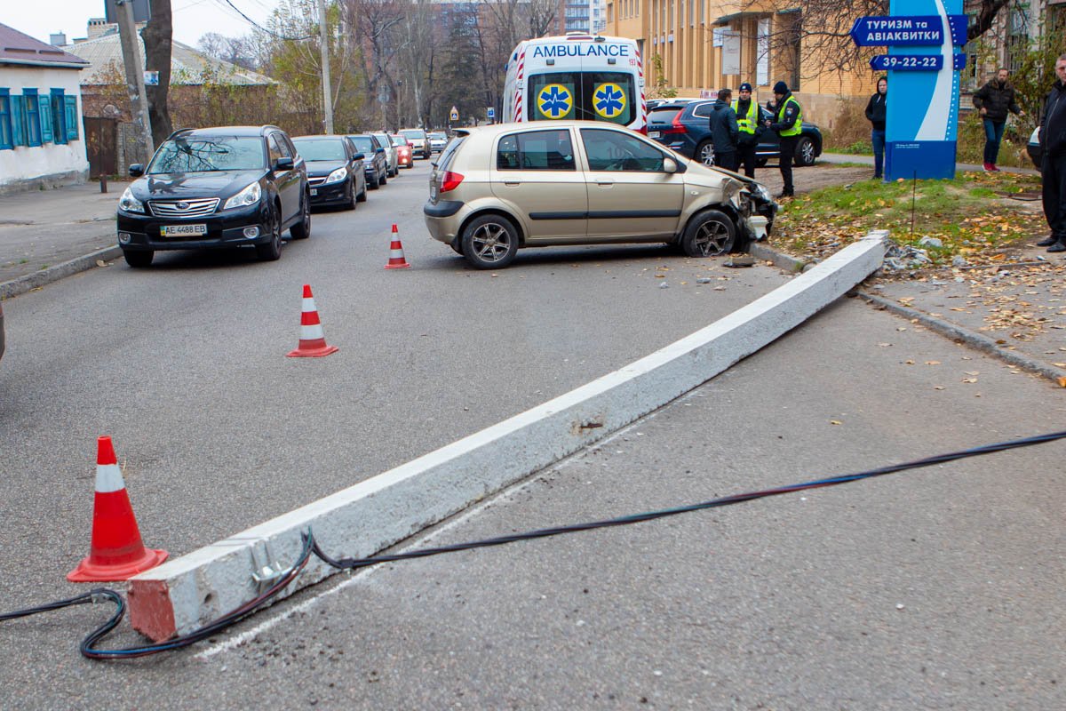 Опора перекрыла одну полосу движения по улице Гусенко Опора перекрыла одну полосу движения по улице Гусенко