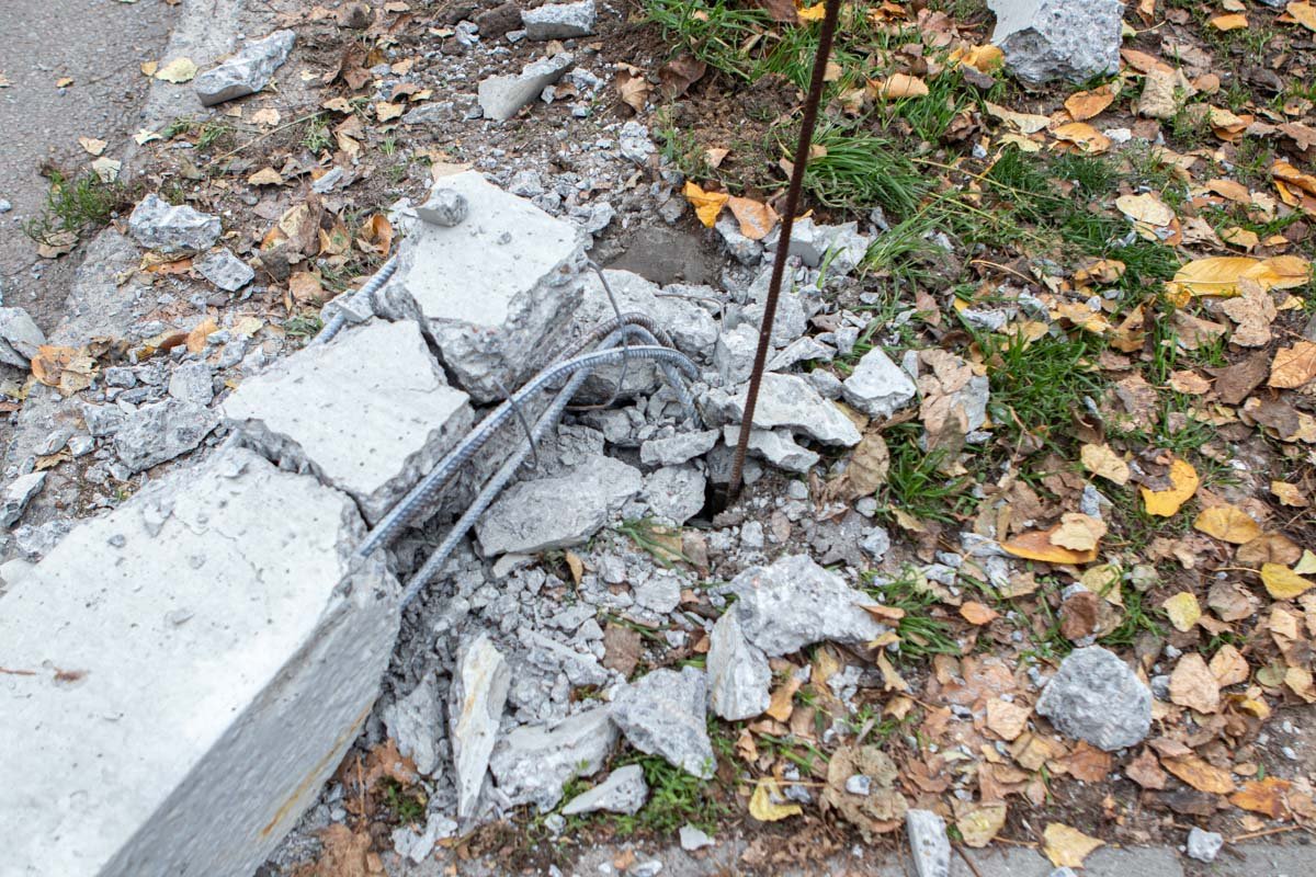 От удара столб с грохотом рухнул на дорогу От удара столб с грохотом рухнул на дорогу