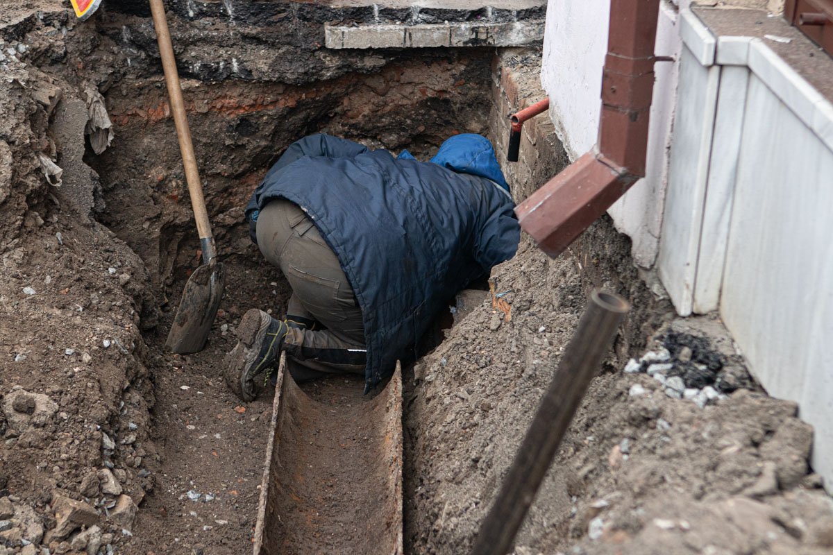 Коммунальщики меняют старые коммуникации Коммунальщики меняют старые коммуникации