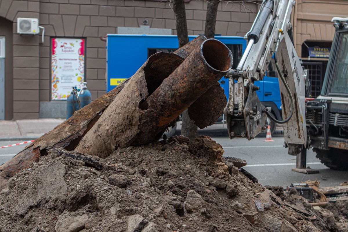 Тротуар переры, трубы лежал на дороге, поэтому будьте внимательными Тротуар переры, трубы лежал на дороге, поэтому будьте внимательными
