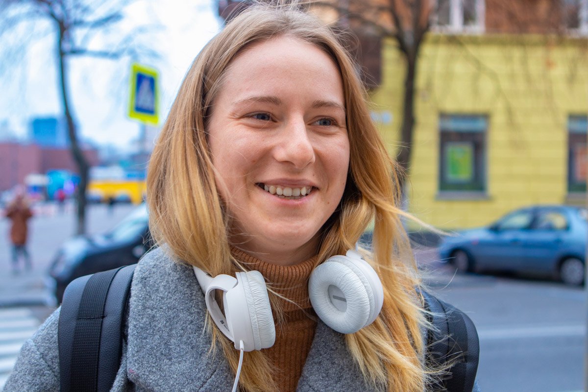 Город слишком скучный, чтобы ходить по улицам без наушников Город слишком скучный, чтобы ходить по улицам без наушников