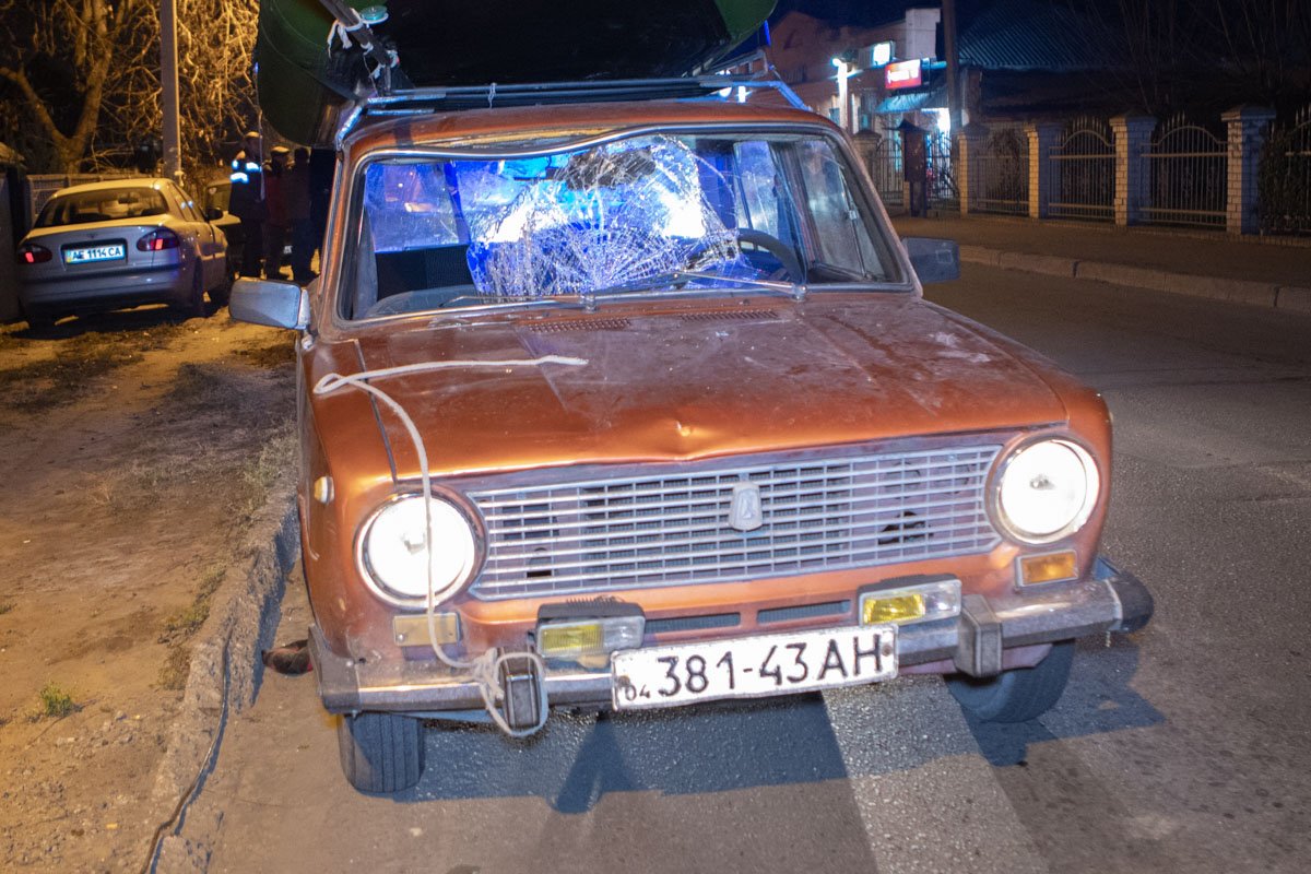 Пострадавший пробил лобовое стекло и залетел в салон Пострадавший пробил лобовое стекло и залетел в салон