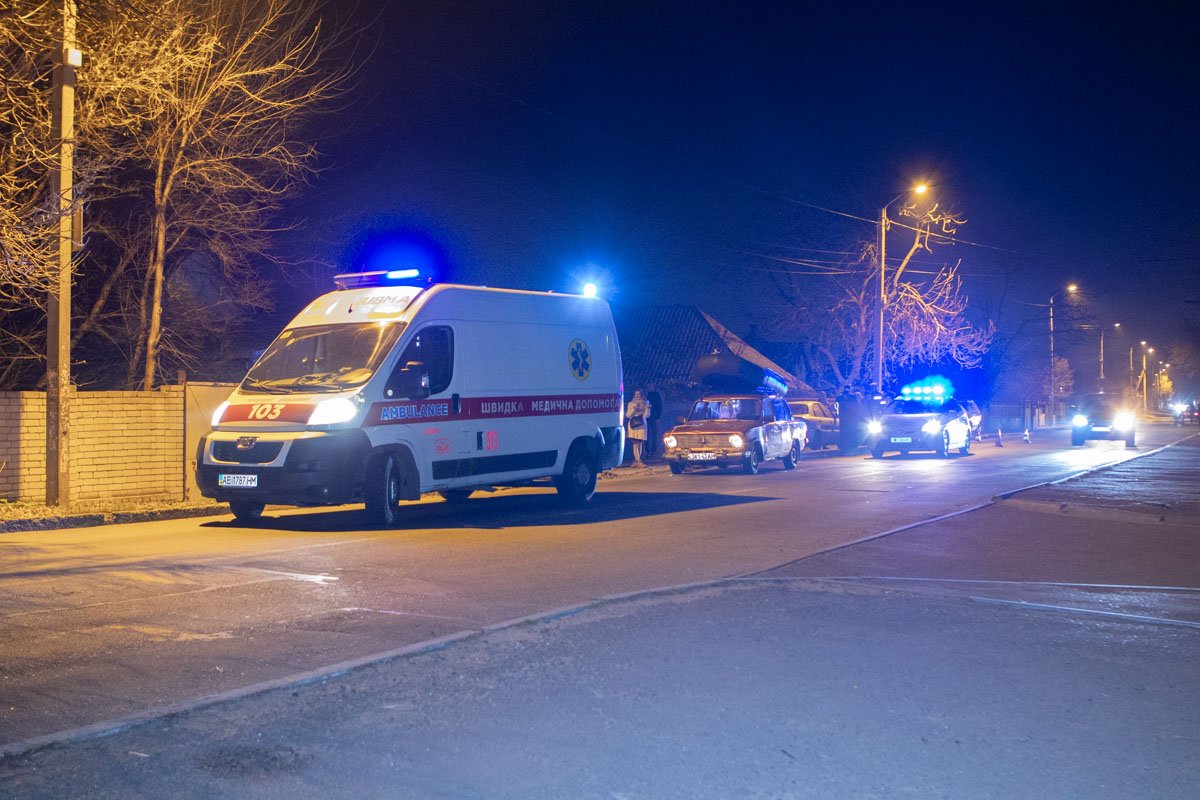 С места аварии мужину забрала скорая помощь С места аварии мужину забрала скорая помощь