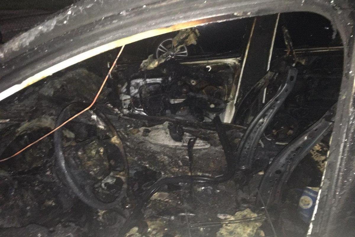 Выгорело все, что было под капотом, а также кузов и салон автомобиля