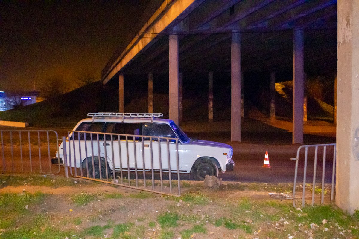 ВАЗ въехал в ограждение ВАЗ въехал в ограждение