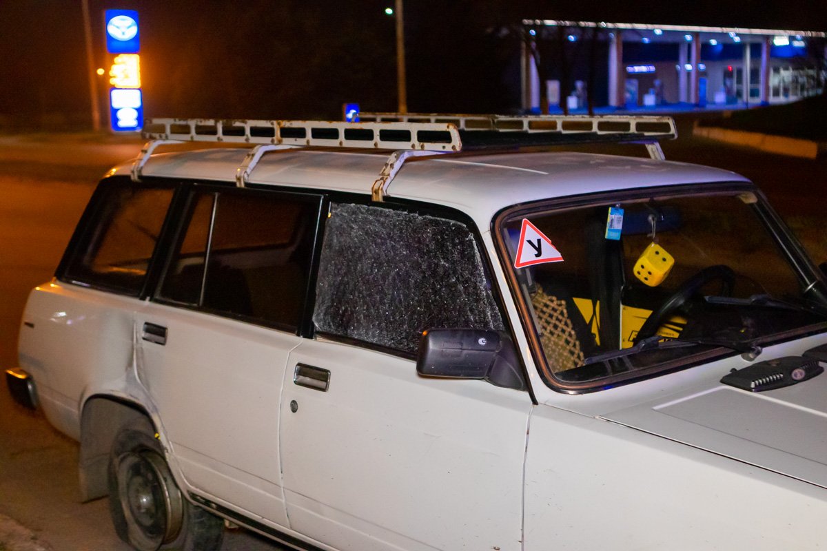 Разбито стекло со стороны пассажирского сидения Разбито стекло со стороны пассажирского сидения