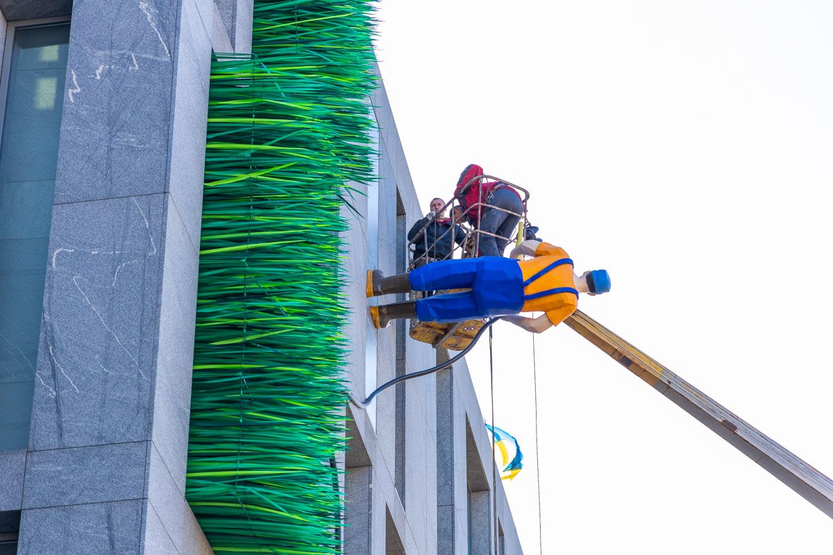 За зелеными насаждениями следил садовник