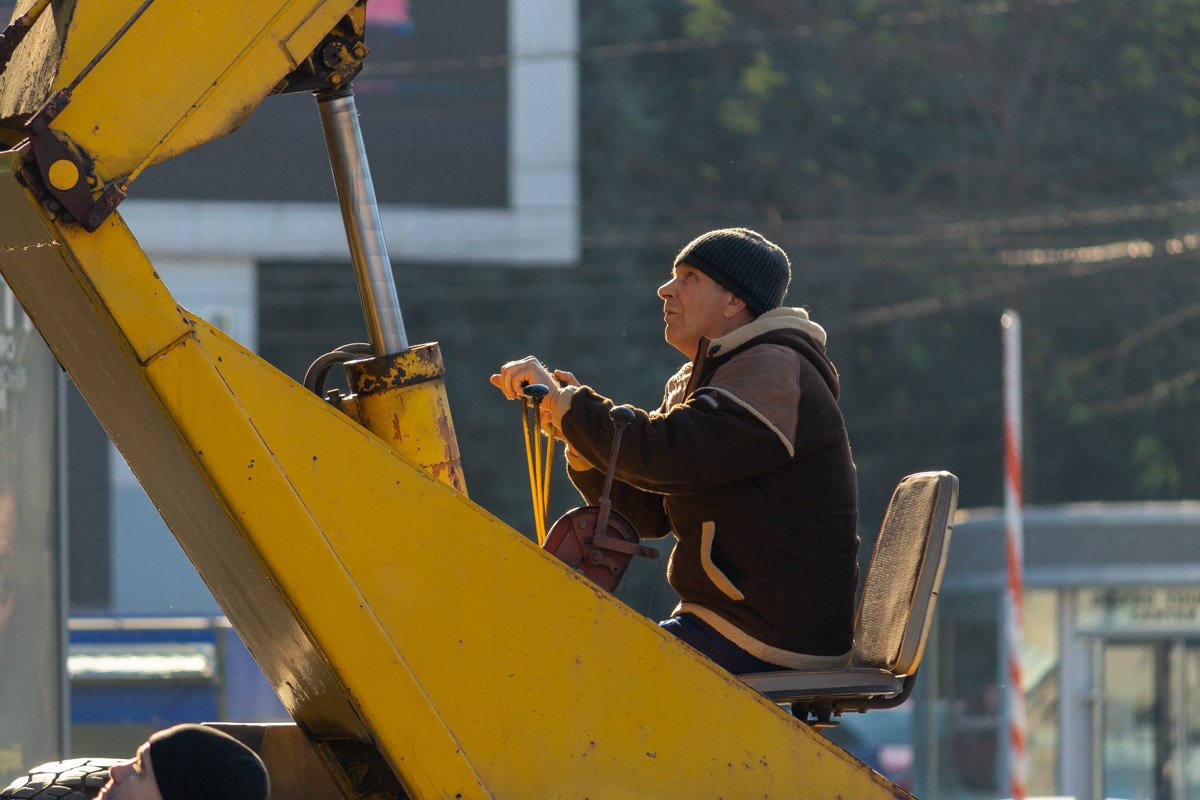 К зданию пригнали подъемный кран