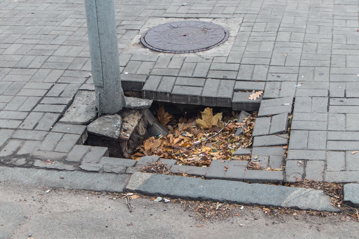 Возле светофора размыло грунт