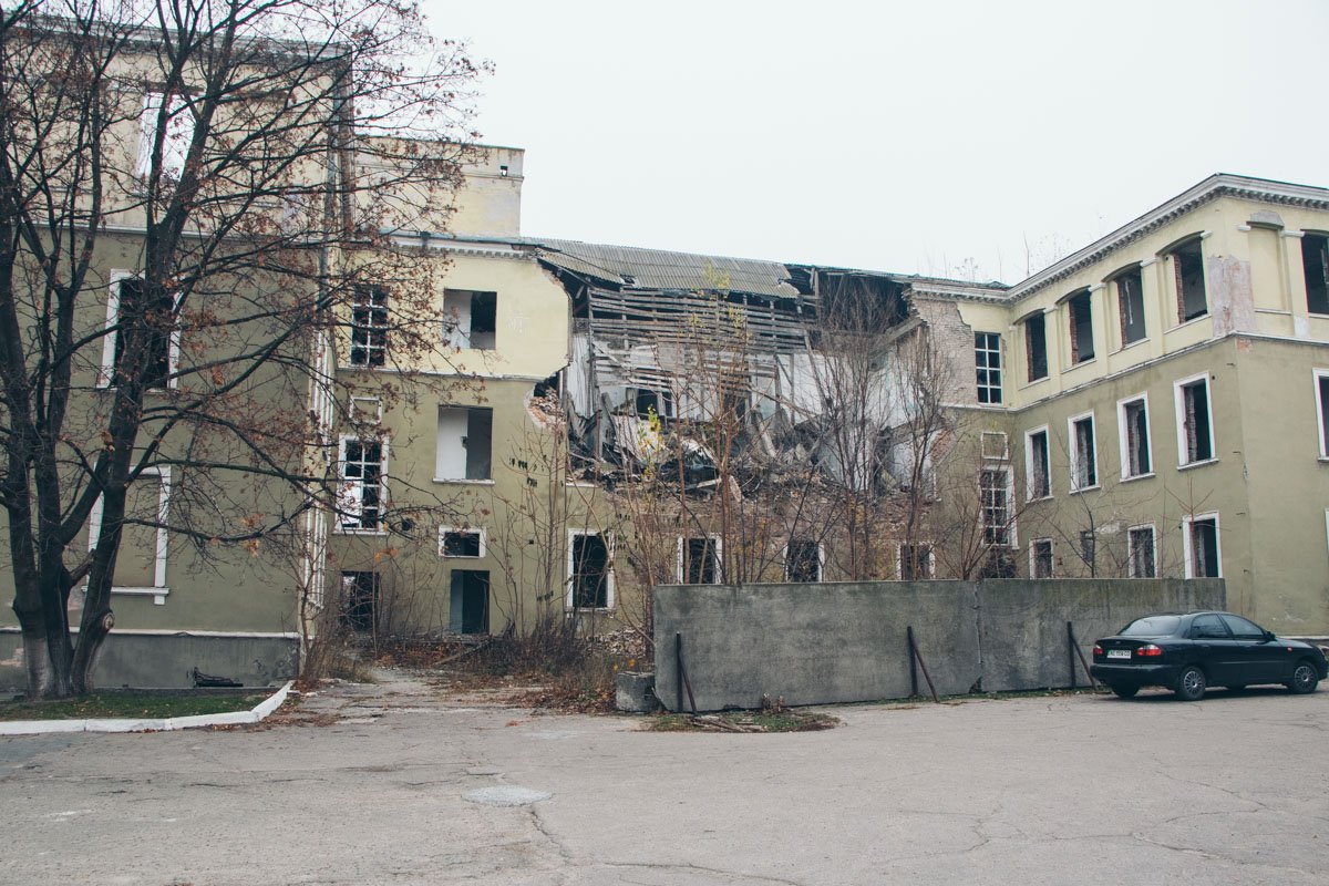 Заброшенный корпус стоит возле действующего Заброшенный корпус стоит возле действующего