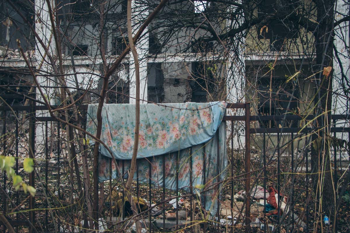 Также тут обитают бездомные Также тут обитают бездомные