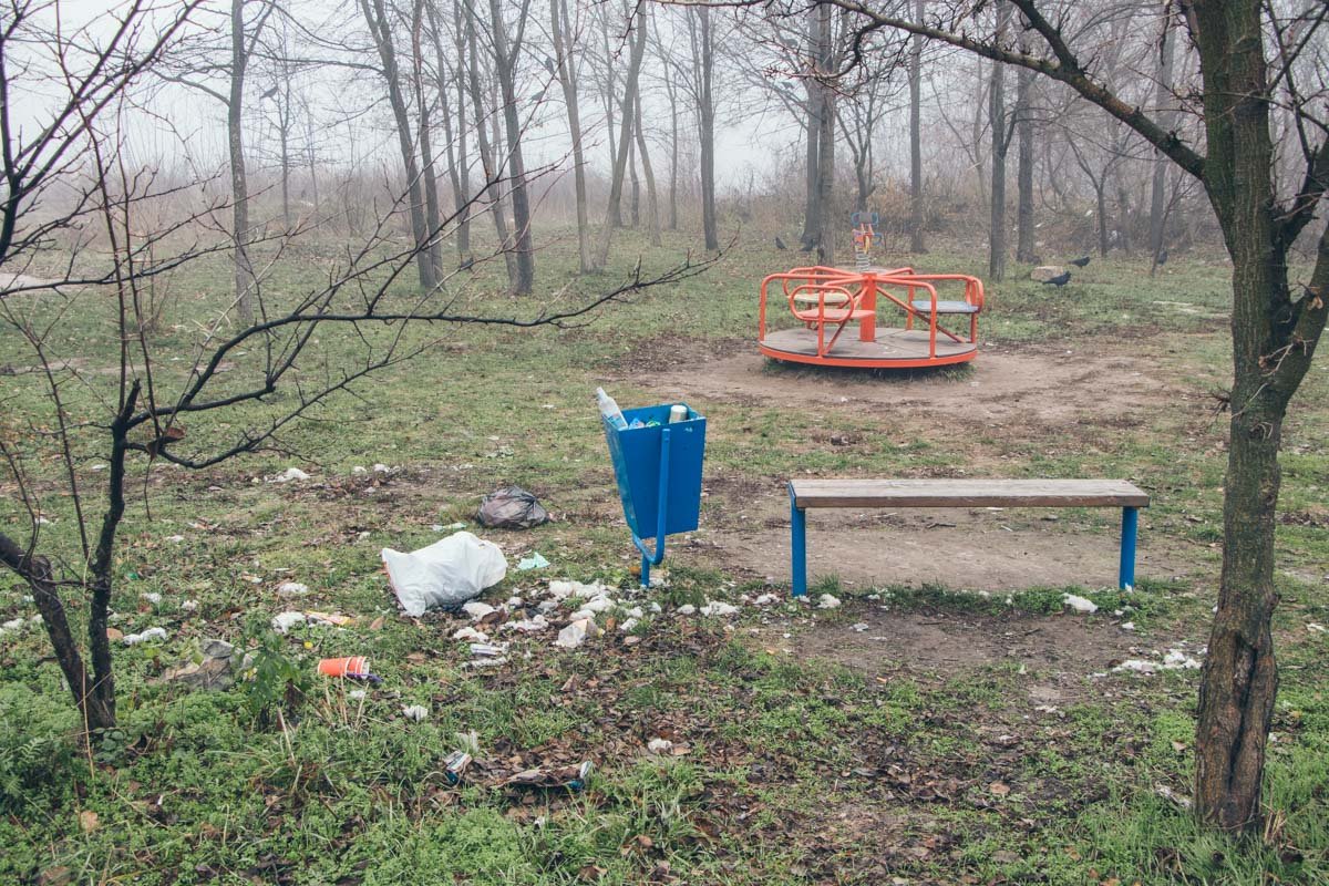 Баки также не выдерживают количество мусора Баки также не выдерживают количество мусора