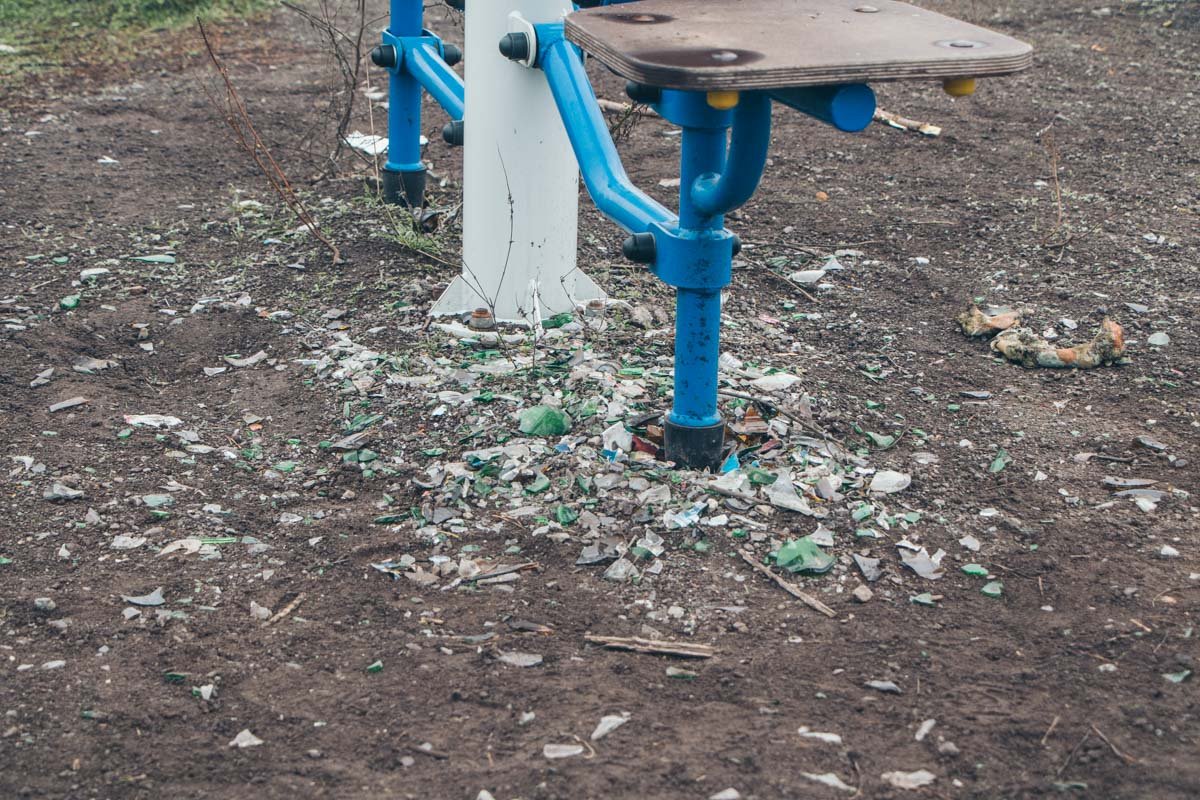 Битые бутылки на площадке - лучшая игрушка для детей (нет) Битые бутылки на площадке - лучшая игрушка для детей (нет)