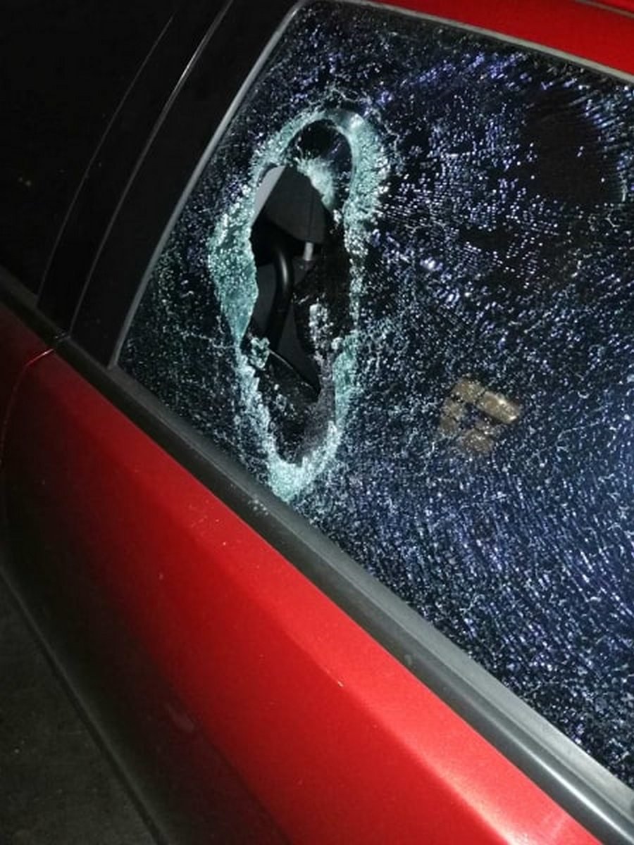 Мужчина бросал в Mitsubishi бутылки, цветочные горшки и фильтры грубой очистки воды Мужчина бросал в Mitsubishi бутылки, цветочные горшки и фильтры грубой очистки воды