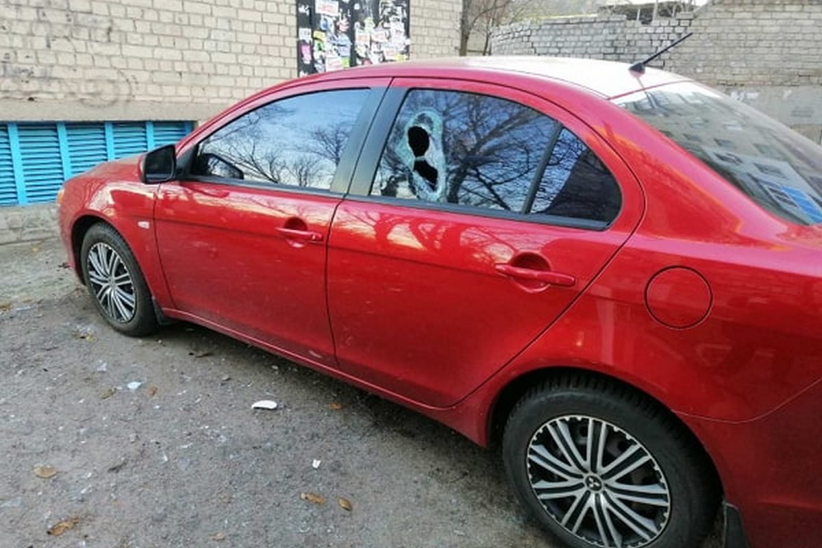 Разбиты боковые стекла, лобовое и помят кузов Разбиты боковые стекла, лобовое и помят кузов