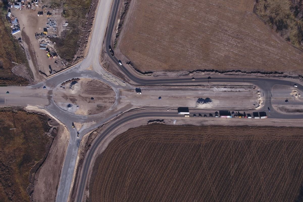 Сейчас идет строительство кольцевой транспортной развязки