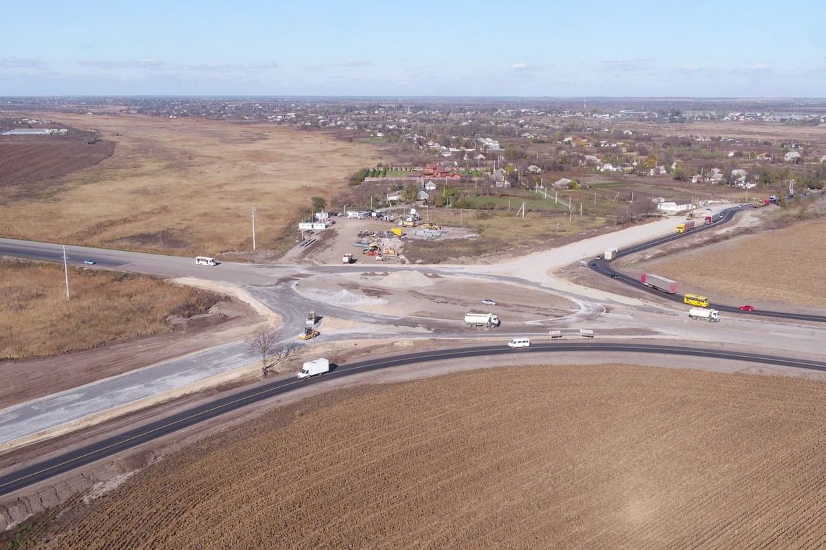 Возле села Лобойковка пересекаются две дороги - новая автодорога Н-31 и территориальная дорога Т-04-14